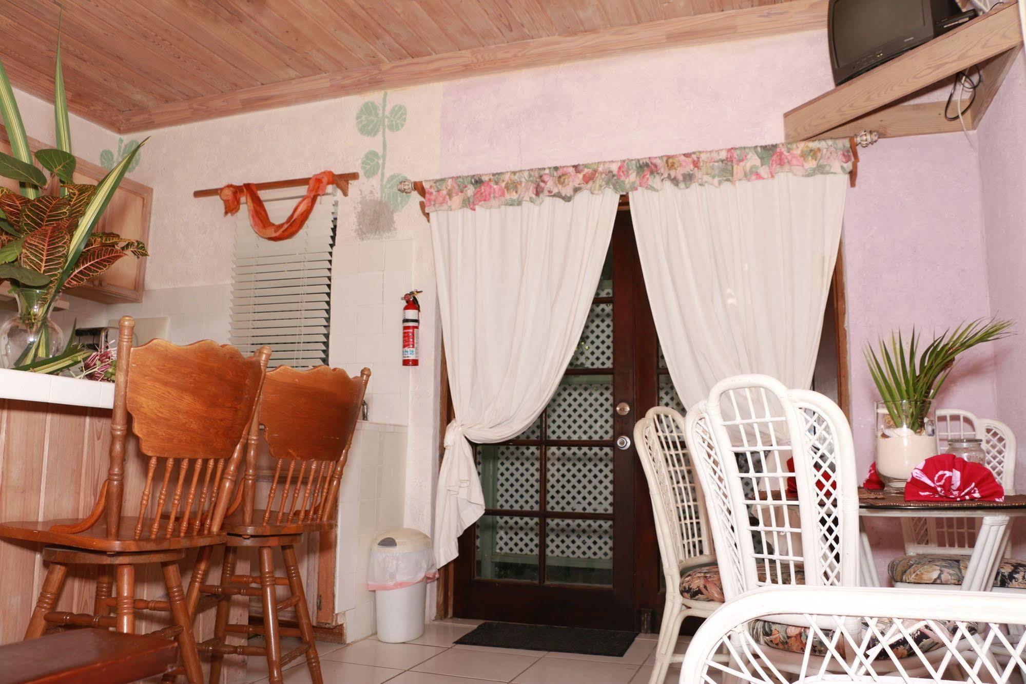The Sugar Apple Lodging Dunmore Town Kültér fotó